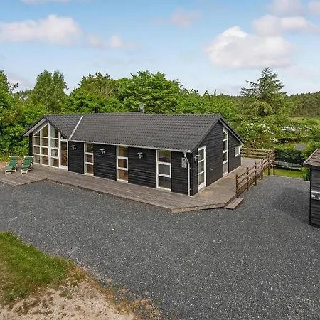 Three-bedroom In Holiday home
