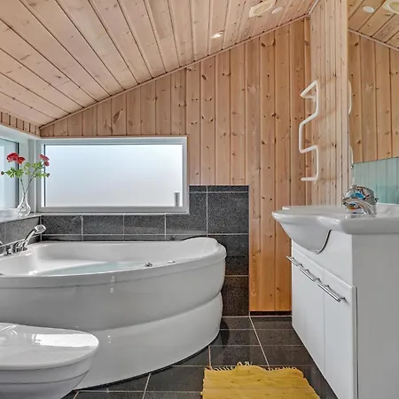 Nice Home In Ebeltoft With Kitchen Casa de Férias