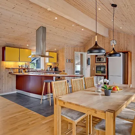 Casa de Férias Nice Home In Ebeltoft With Kitchen