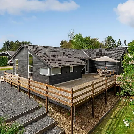 Nice Home In Ebeltoft With Kitchen Casa de Férias